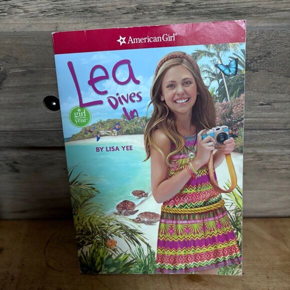 American Girl Lea Dives In Paperback Book by Lisa Yee Good Used Condition - Picture 1 of 8